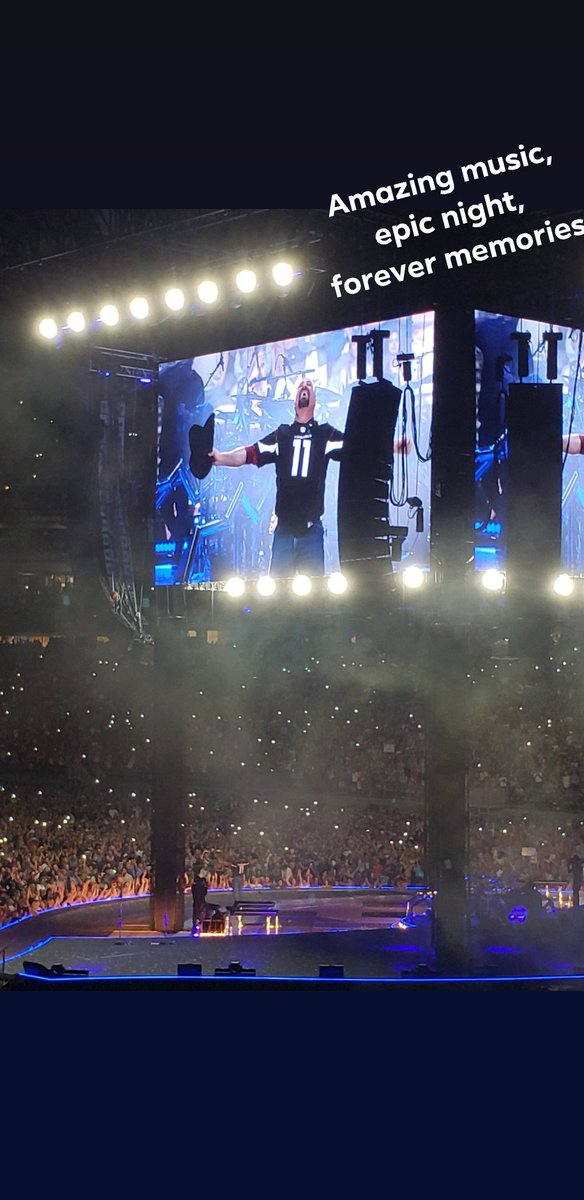 This picture says it all #GarthBrooks  #GarthInGlendale