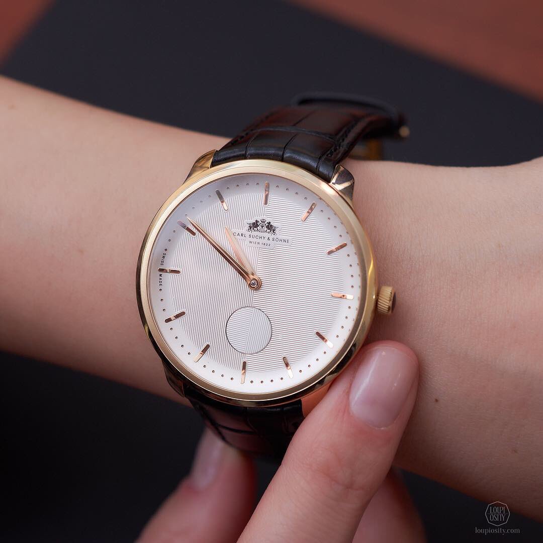 Loupiosity's tweet photo. Golden era of the independents at the #SwissCreativeLab -
The Viennese brand @CarlSuchy brought the initial model Waltz °1 to Basel in gold with finishing reminiscent to the 19th century gold clocks. https://t.co/GDBGXp8jss