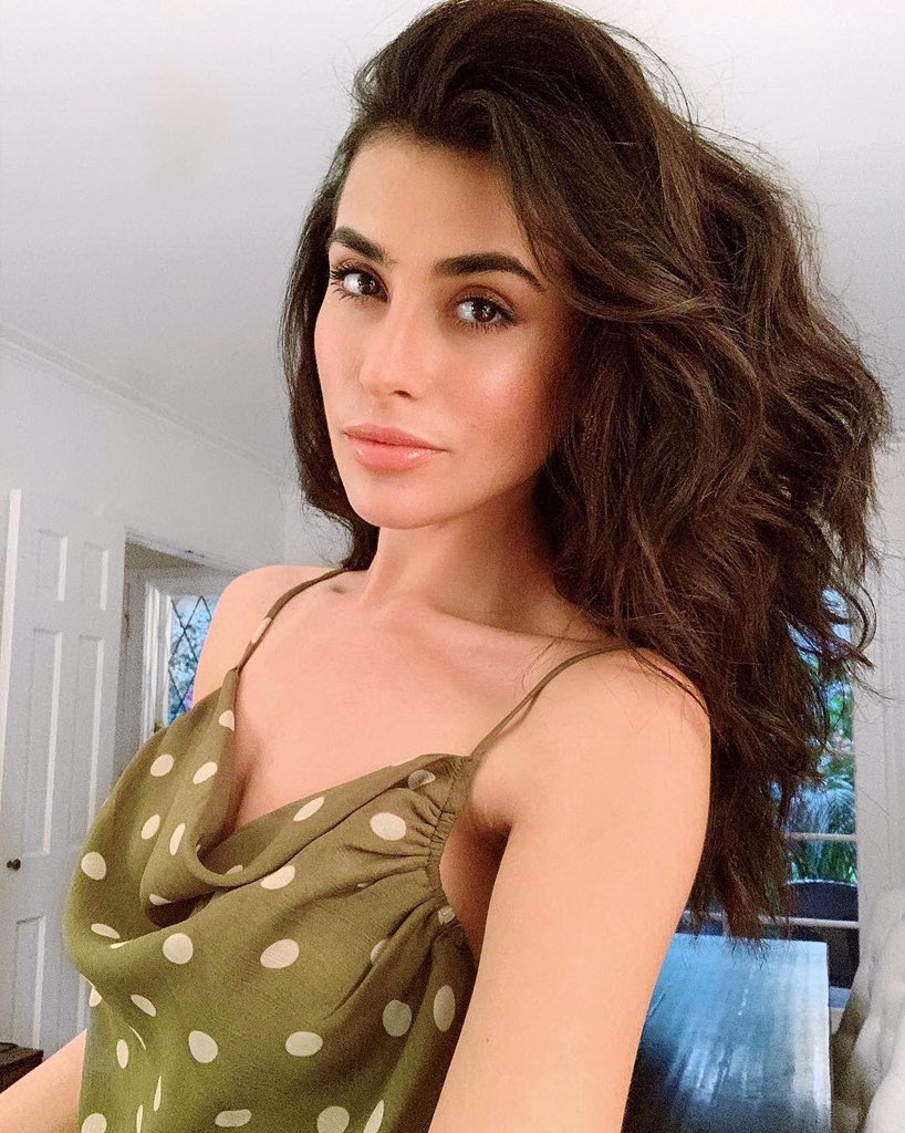 sazanhendrix's tweet photo. Date night ready in under 30 min 💚 #bighair #ievendyedmygreys https://t.co/SKNHO0A7cM
