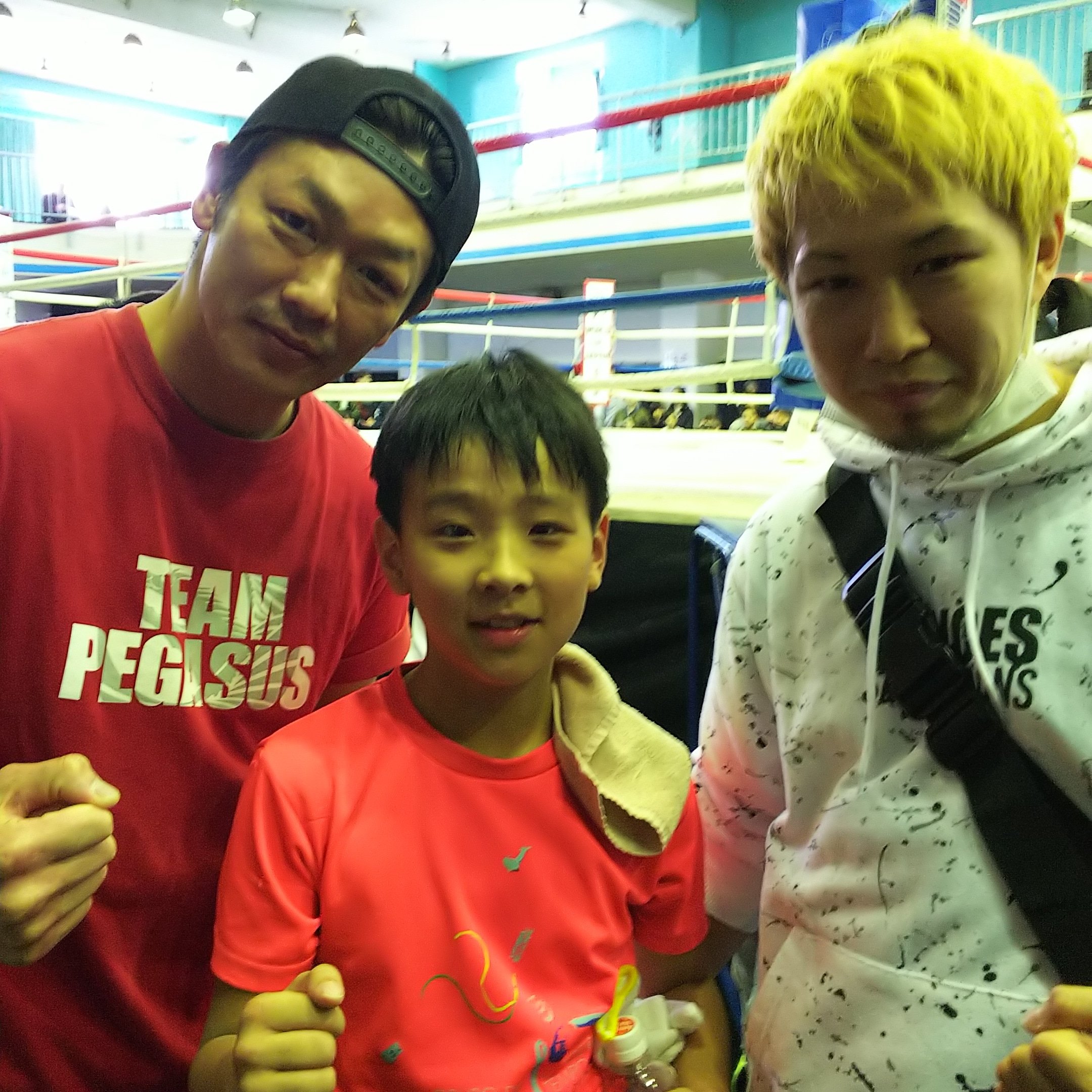 須田竜太 カポエイラ テンポ クロちゃんの先生 大久保に道場持ってます 長男の初のk 1アマチュア大会 しかも突然の2試合参加 無事技あり取ったりで勝ちました 一応メイア ルーア ジ コンパッソも当ててたよ ボーナス払わないといかん K1gym