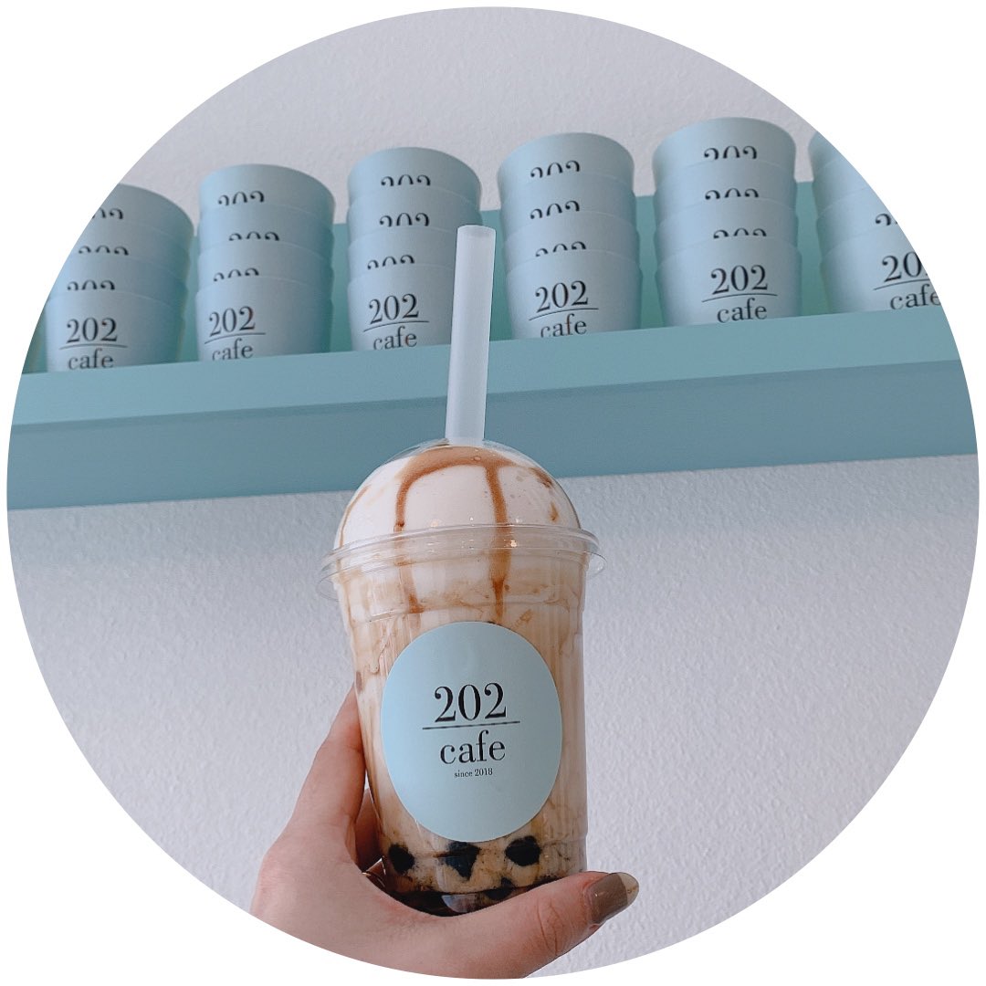 y8u8i's tweet photo. 大阪 心斎橋にあるcafe202の黒糖きな粉タピオカめっちゃくちゃ美味しいよ？！？タピ自体に黒糖味ついてるやつだよ？！？店内激映えだよ？！？なのに日曜昼に客が私一人しかいないよ？！？行列並ばなくてゆっくり座れるよ？！？みんな行かないのなんで？！？ https://t.co/1bUozco7k8