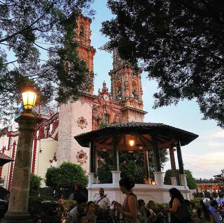 HotelesTaxco's tweet photo. #VisitTaxco: El Templo de #SantaPrisca es la iglesia favorita de los viajeros, su arquitectura colonial la hace única y encantaría.

Foto 📷 #ig : rand0mph0t0

#TAXCOmeEnamora❤️ https://t.co/wKZBumZUJg #PosadaMision