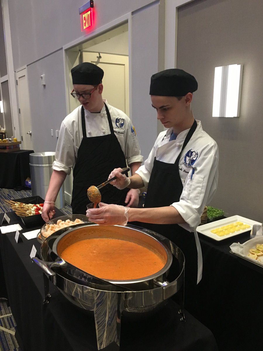 amclainoatc1's tweet image. @OATCRoadrunners Culinary Arts students did a wonderful job and served fabulous food at the Taste of Olathe event. #OATCProud @OlatheCTE
