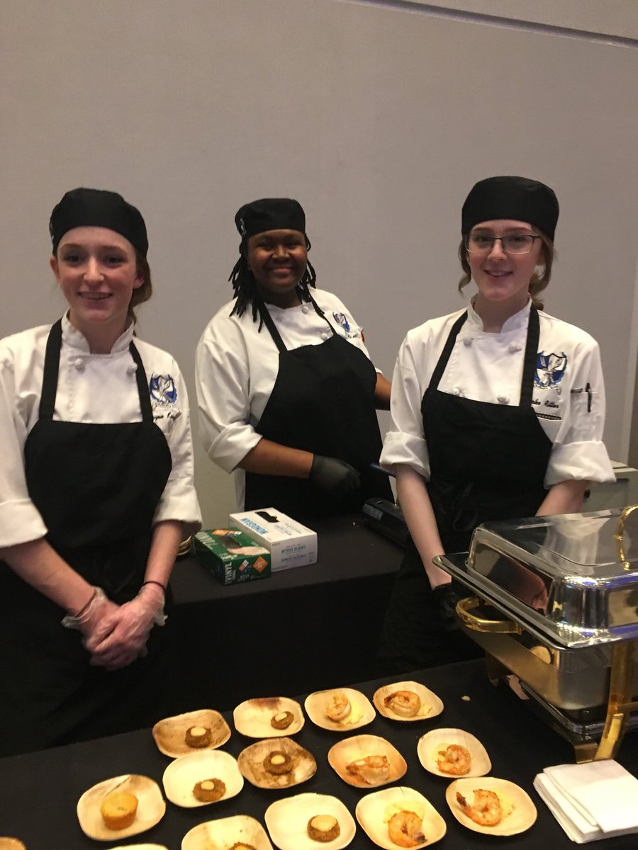 amclainoatc1's tweet image. @OATCRoadrunners Culinary Arts students did a wonderful job and served fabulous food at the Taste of Olathe event. #OATCProud @OlatheCTE
