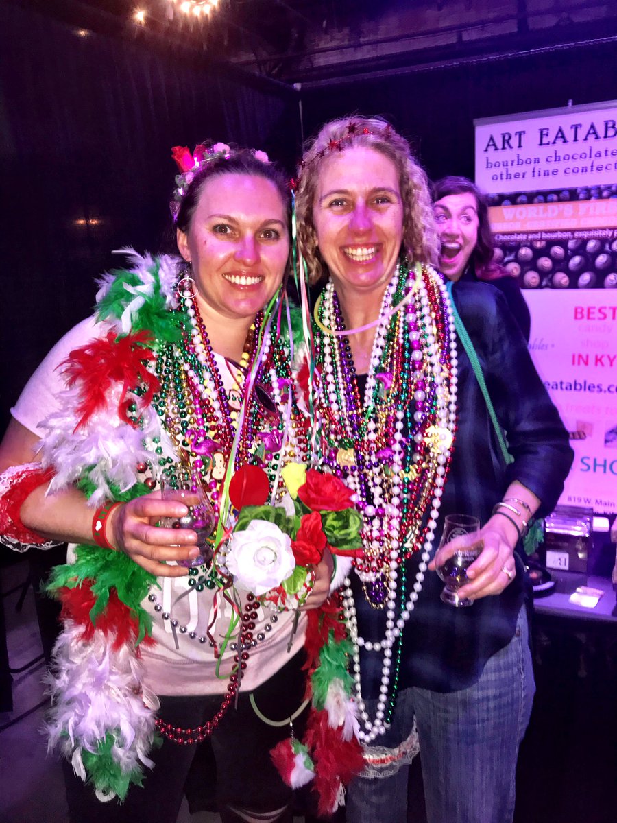 DerbyCityPhil's tweet photo. These girls. (With awesome photobomb from Erika from @ArtEatables in background). @NOBourbonFest https://t.co/lV5JbRtxfP