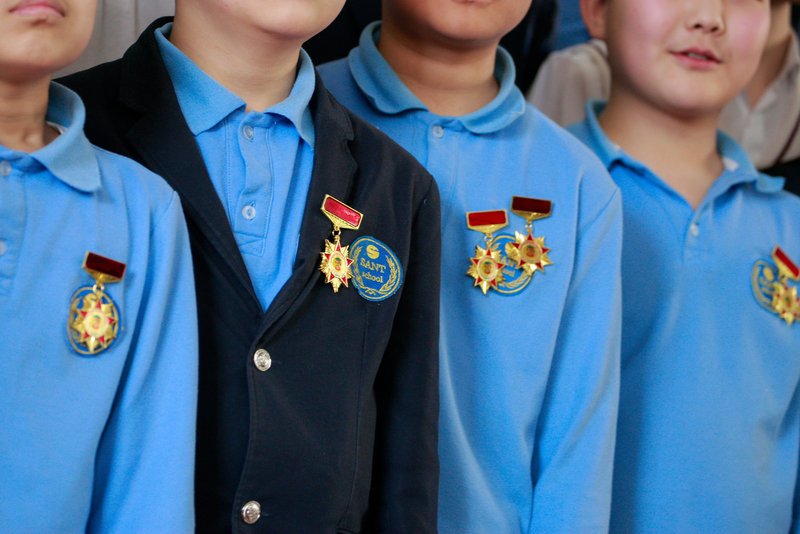 “Сант” сургууль үнэмлэхүй амжилт гаргаж, Сүхбаатар дүүргийн олимпиадаас 77 медаль  хүртлээ ikon.mn/n/1j3s