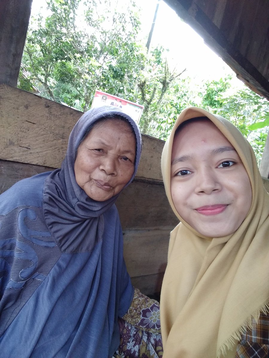 Ingin selalu pulang kampung,  dan bobo selalu di elus elus nenek ♡