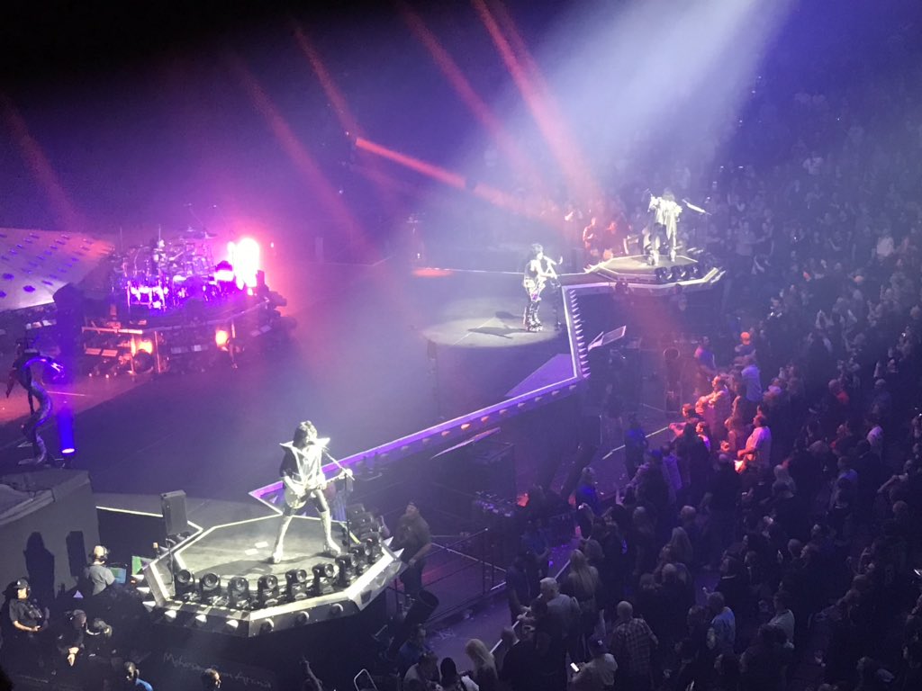PhfDad's tweet photo. What an amazing night thank you @KISSOnline @PaulStanleyLive @genesimmons @MoheganSun https://t.co/9ocSKpJr8H