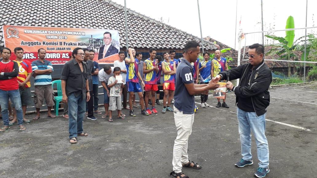 SudiroAsno's tweet photo. Pagi hari ini saya membuka kegiatan turnamen volley ball di desa cikahalang, kec dukupuntang  Crb. Tentunya selain menjaga sportivitas para pemain saya juga menghimbau ditahun politik ini saya berharap kepada seluruh Tim saya yng brada di crb dan indrmayu agar menjaga klncrn pmlu https://t.co/NvMtwum5eg