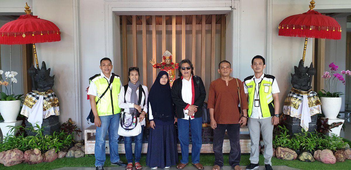 maiyahan's tweet photo. Alhamdulillah Cak Nun baru saja tiba di Denpasar, untuk malam nanti melingkar bersama di Maiyah @masuisani , Umah Wisanggeni, Jl. Campuhan No. 7, Batubulan, Gianyar (24/3) #MBMaret https://t.co/DBfiK4Ewml