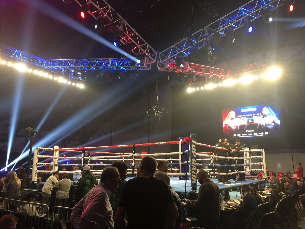 tokyogoodlife's tweet photo. Here we go! #ocfights #socalfights #ocfightclub @BogdanDinu1 vs @KubratPulev https://t.co/UAZ8XmywUt