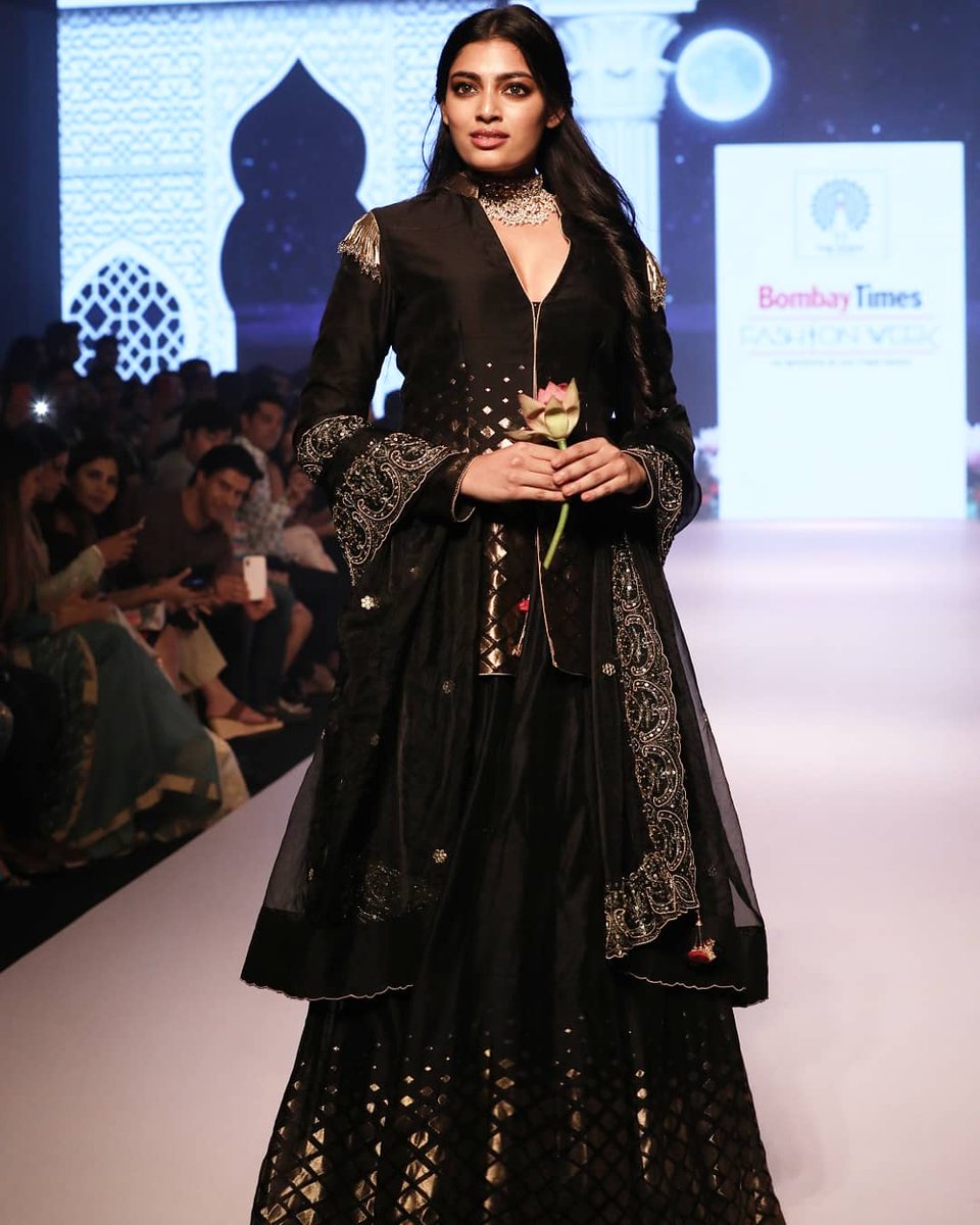 TimesFashionWk's tweet photo. Stunning @NaveliDeshmukh looked majestic while she opened the show for @RarstudioO at the #BombayTimesFashionWeek #BTFW2019 #BTFW #RarStudio https://t.co/EZAc5E6GbP