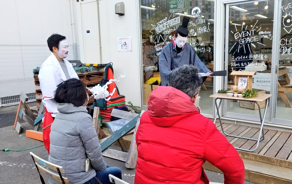 ekituzi's tweet photo. #ラスツジ の様子
なにやら入り口付近で
白塗りの神主様と巫女さんがお祈りしているぞ。 https://t.co/2gppeispf1