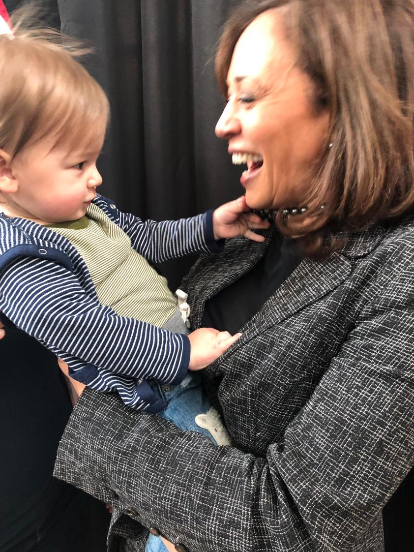 people4kam's tweet photo. Kamala vs Trump with Kids.
Words lie, pictures don't
#beatTrump
#Kamala2020 #KamalaHarris #Kamala #KamalaHarris2020 #uspol #KamalainHouston #KamalainTexas #Harris #Harris2020 #forthepeople #thepeopleforkamala #capol #2020pol #2020dems #bluewave #Momala #Gramala #Democrats #usa https://t.co/sszA9jkId9