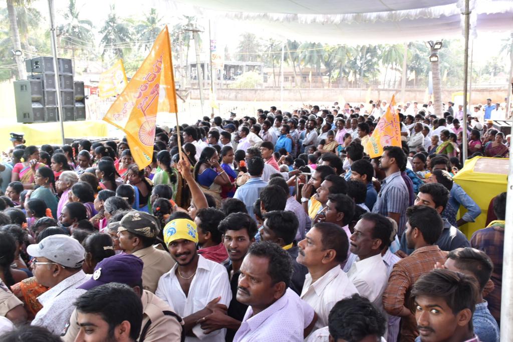 TdpPithani's tweet photo. ఆచంట నియోజకవర్గంలో ముఖ్యమంత్రి చంద్రబాబు నాయుడు గారి బహిరంగ సభ ప్రసంగంలో మంత్రి పితాని గారిని, శివరామ రాజు గారిని ఆఖoడ మెజారిటీతో గెలి పించాలి అని చంద్రబాబు కోరారు.పశ్చిమగోదావరి జిల్లా ఆచంట మీ సంక్షేమం, మీ అభివృద్ధి, మీ భవిష్యత్ న బాధ్యత తెలుగుదేశం పార్టీ బహిరంగంగా సభలో చంద్రబాబు https://t.co/hx0TzUwzyt