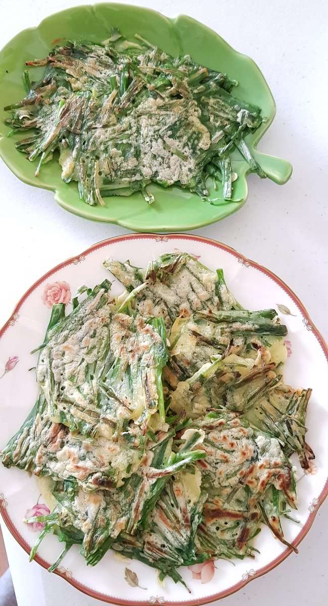 도미짱 Twitterren 부추전 大量のニラを消費すべく ニラチヂミ あのエゴマの葉醤油漬けのタレにつけて ニラ玉も作ったら親子丼の味になったので ご飯にかけて頂きました 부추전 집밥 도미네밥상 ニラチヂミ おうちごはん 韓国家庭料理 T Co