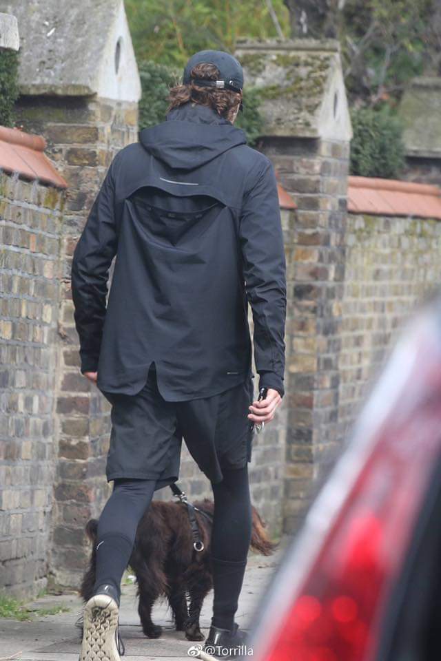 ByDyanaWang's tweet image. I love his jacket! Well love him too.
#TomHiddleston #cooljacket