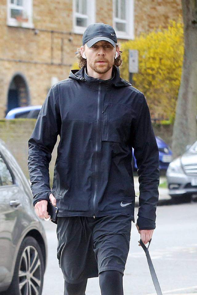 ByDyanaWang's tweet image. I love his jacket! Well love him too.
#TomHiddleston #cooljacket