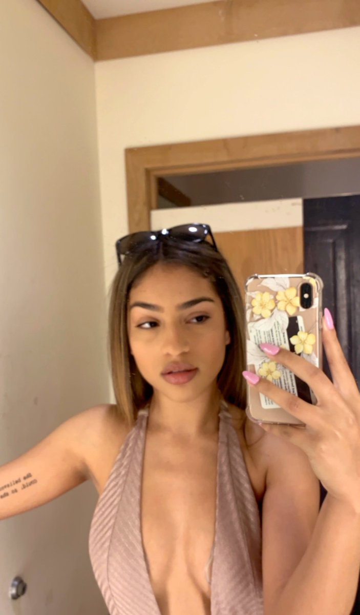 ByancaHutchins's tweet photo. Didn’t have anyone to send my fitting room pics to so I guess I’ll send them to twitter🤷🏽‍♀️ https://t.co/alBOfkPQqZ