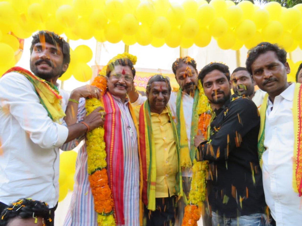 MPMuralimohan's tweet photo. నిడదవోలు నియోజకవర్గం ఉండ్రాజవరం గ్రామంలో ఎలక్షన్  ప్రచారములో పాల్గొన్న ఎంపీ శ్రీ మాగంటి మురళి మోహన్ గారు, నిడదవోలు నియోజకవర్గం తెలుగుదేశం పార్టీ  అసెంబ్లీ అభ్యర్థి శ్రీ బూరుగుపల్లి శేషారావు గారు.
https://t.co/ewWFSD3Czt
#rajahmundry #mp #tdp https://t.co/oEYWSydrKG