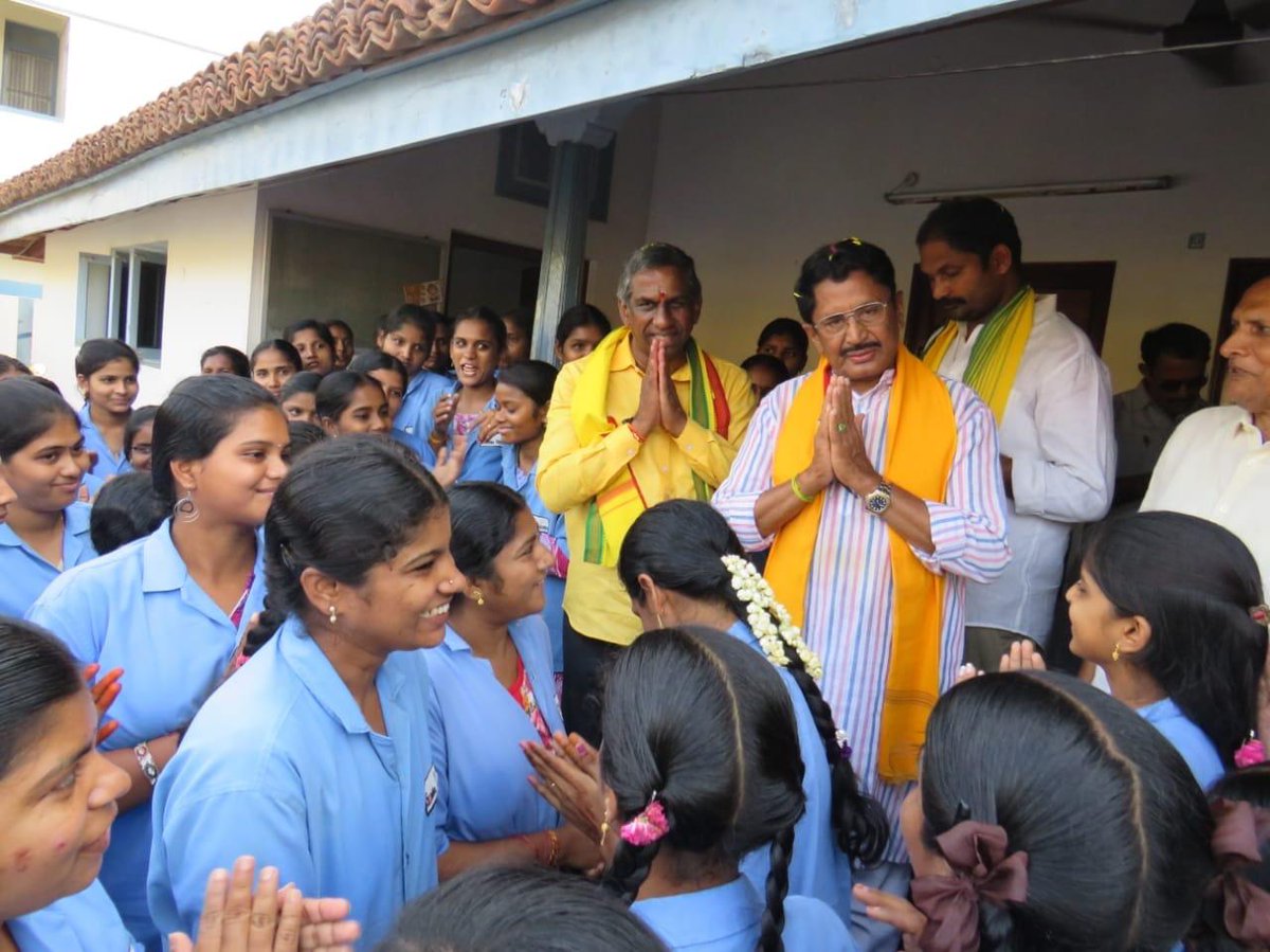 MPMuralimohan's tweet photo. నిడదవోలు నియోజకవర్గం ఉండ్రాజవరం గ్రామంలో ఎలక్షన్  ప్రచారములో పాల్గొన్న ఎంపీ శ్రీ మాగంటి మురళి మోహన్ గారు, నిడదవోలు నియోజకవర్గం తెలుగుదేశం పార్టీ  అసెంబ్లీ అభ్యర్థి శ్రీ బూరుగుపల్లి శేషారావు గారు.
https://t.co/ewWFSD3Czt
#rajahmundry #mp #tdp https://t.co/oEYWSydrKG