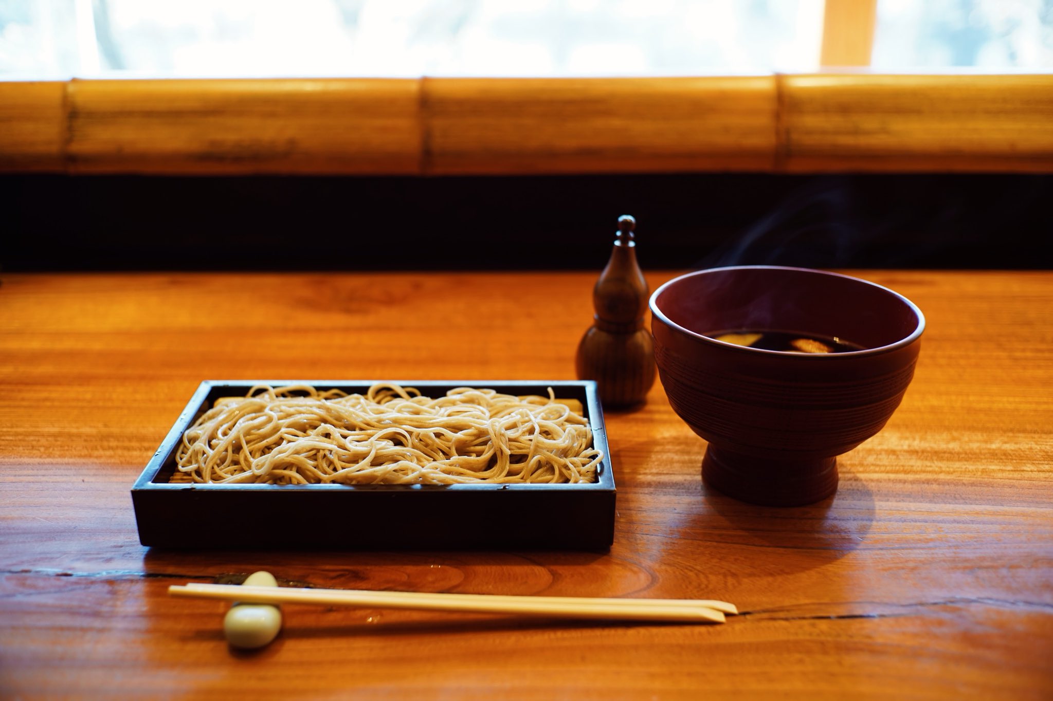 Masaya 原宿にあるお気に入りの蕎麦屋 鎌倉 松原庵 欅 でランチ ビルの中なのに一軒家のような雰囲気の落ち着いた店内で ゆっくりと美味しい蕎麦が楽しめる 天気の良い日は窓際のカウンター席から表参道の並木道を上から眺めながら食べるのがオススメ