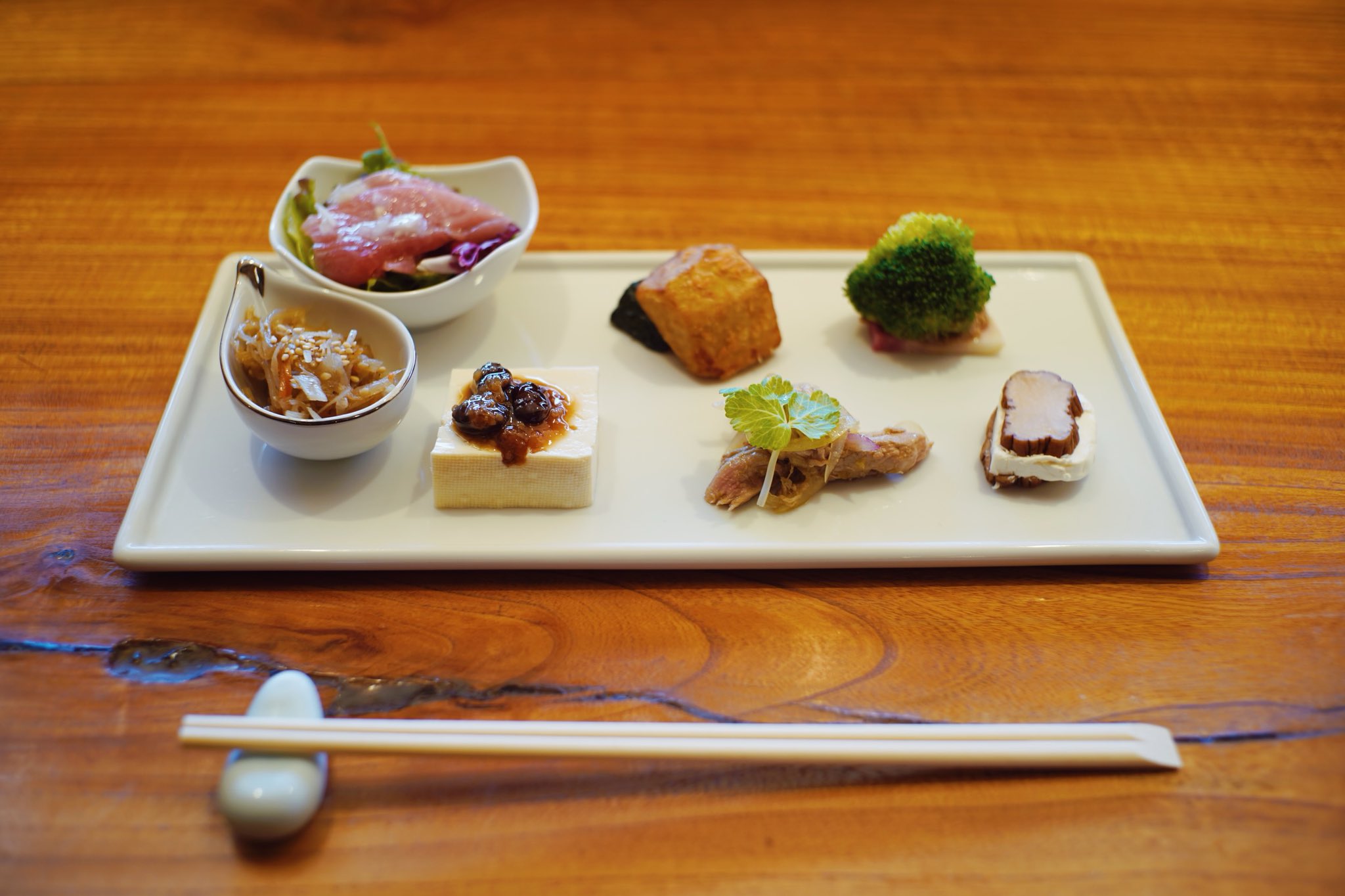 Masaya 原宿にあるお気に入りの蕎麦屋 鎌倉 松原庵 欅 でランチ ビルの中なのに一軒家のような雰囲気の落ち着いた店内で ゆっくりと美味しい蕎麦が楽しめる 天気の良い日は窓際のカウンター席から表参道の並木道を上から眺めながら食べるのがオススメ