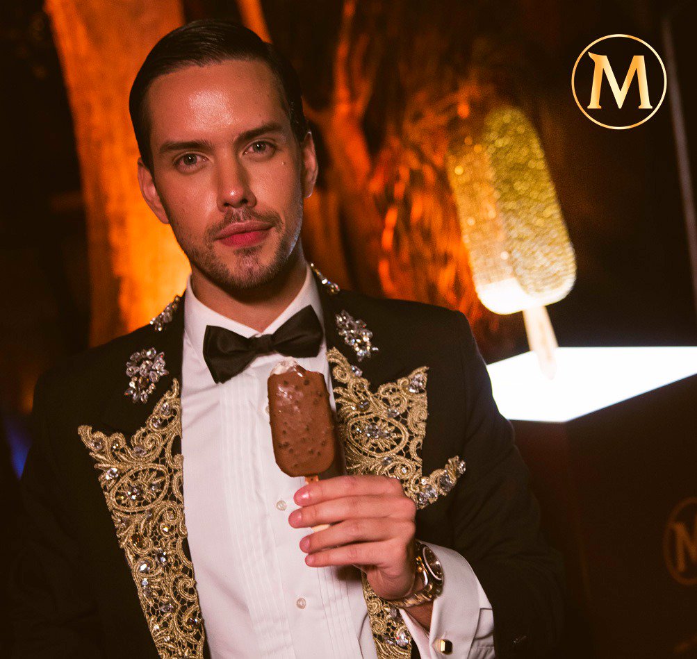 O @Gabriel_Gontijo chegou com muita elegância e personalidade, representando o nosso Chocolate Intenso, do #TrioMagnum, no Baile da Vogue. #MagnumBaileDaVogue ✨