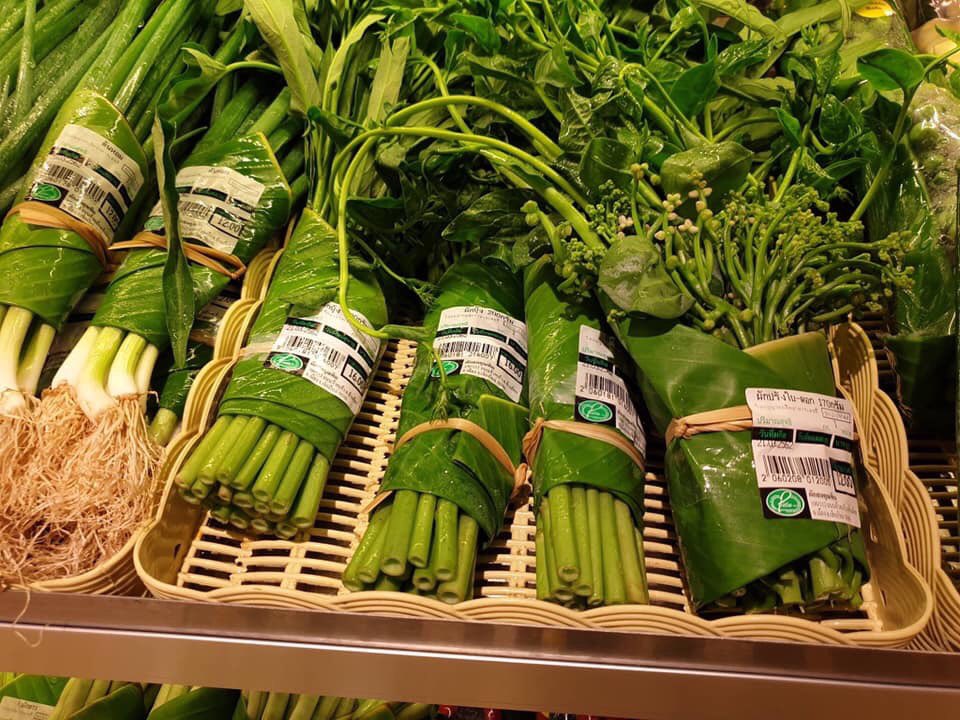 aplastic_planet's tweet photo. What could a Thai #supermarket possibly do to replace dangerous throwaway #plastic wrap?

How about banana leaf with a fibre tie?  👏🏽👏🏽👏🏽

Used all over the world for centuries and back with a bang in 2019! 

#Thainovation

@lizbonnin @ChrisGPackham @katehumble https://t.co/rC2c7Bc28T