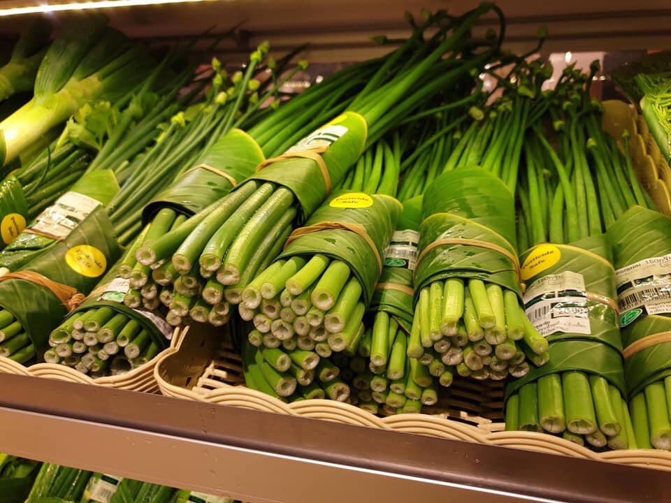 aplastic_planet's tweet photo. What could a Thai #supermarket possibly do to replace dangerous throwaway #plastic wrap?

How about banana leaf with a fibre tie?  👏🏽👏🏽👏🏽

Used all over the world for centuries and back with a bang in 2019! 

#Thainovation

@lizbonnin @ChrisGPackham @katehumble https://t.co/rC2c7Bc28T
