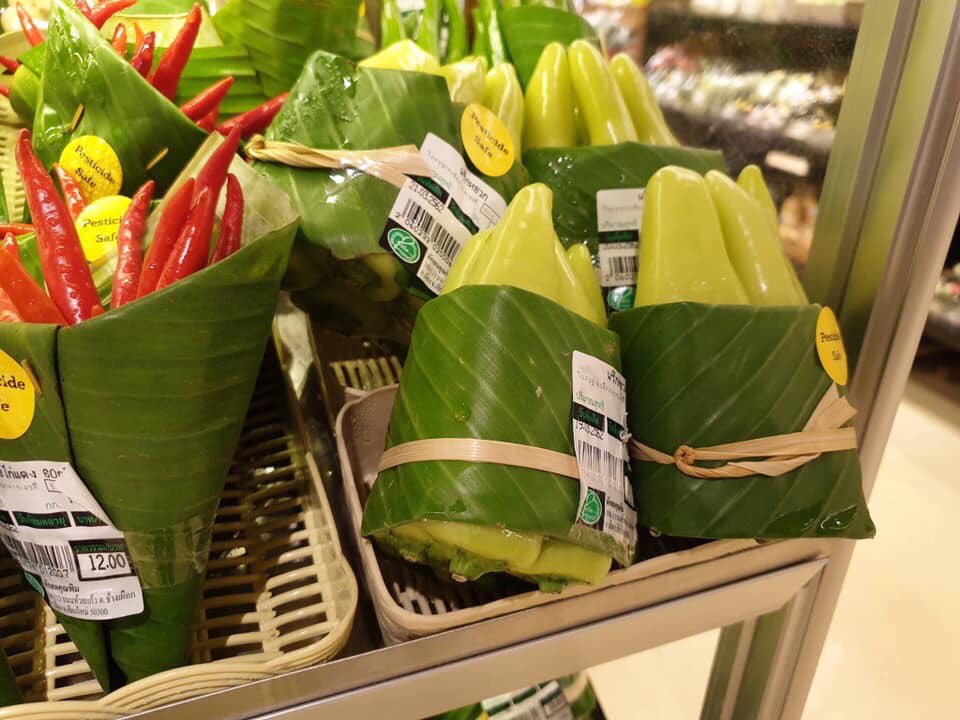 What could a Thai #supermarket possibly do to replace dangerous throwaway #plastic wrap?

How about banana leaf with a fibre tie?  👏🏽👏🏽👏🏽

Used all over the world for centuries and back with a bang in 2019! 

#Thainovation

<a href="/lizbonnin/">Liz Bonnin 💙</a> <a href="/ChrisGPackham/">Chris Packham</a> <a href="/katehumble/">Kate Humble</a>