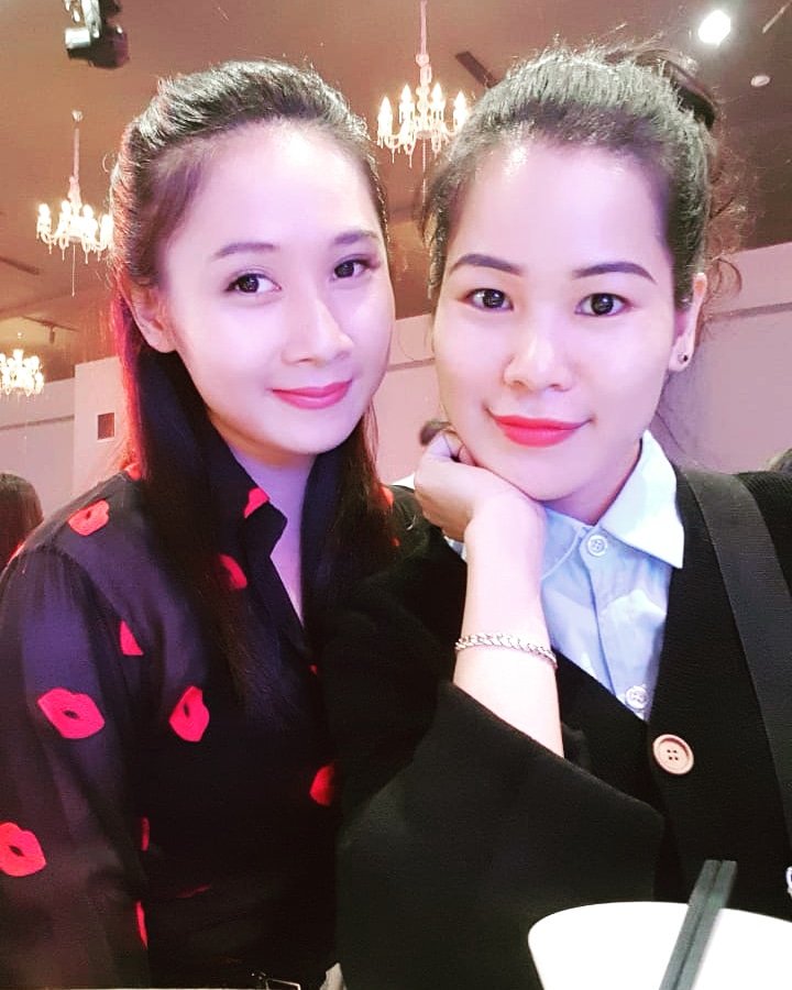 sally_phuong's tweet photo. ☆☆☆ Khi 2 quả sân bay ngồi cạnh nhau ! 😂😂😂

#phuongsally 
#vietnam 
#hanoi 
#samsung 
#qcteam https://t.co/rrRRVGixht