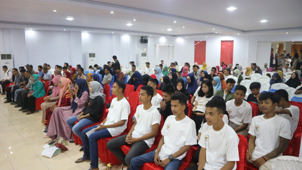 1. Jadi tahu nuklir dari BAPETEN
Warga Bone, Sulawesi Selatan, sangat tertarik dengan penjelasan yg dipaparkan Sekretaris Utama BAPETEN Hendriyanto Hadi  Tjahyono, pada acara Diseminasi Perencanaan Program Pengawasan Pemanfaatan Tenaga Nuklir di Indonesia, Minggu (24/3)

#bapeten