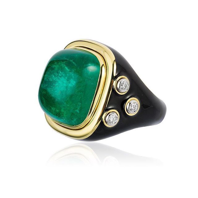 bijouxreview's tweet photo. Renowned for its environmentally sustainable mining practices, Muzo Emerald Colombia @muzo_official has been mining exquisite emeralds for ten years now. This treasure of a ring was designed by @wilfredorosado and features a 25 carat Muzo emerald sugarlo… https://t.co/xtZwSdSMSC https://t.co/FfvcgLOH3w