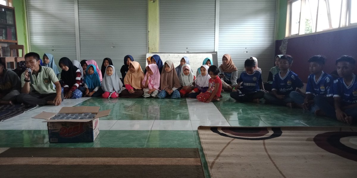 vikinglombok's tweet photo. Alhamdulillah bs berbagi kecerian dgn adik2 yayasan Al-Ikhsan Mt.Gading yg mersakan lansung dampak gempa 5.8 SR kemarin,Nuhun Korwil Lotim🙏 https://t.co/4U9YqtdKnF