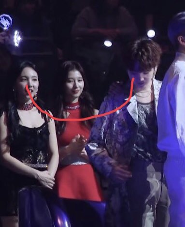 taeincel's tweet photo. guys yoongi and nayeon made eye contact at mama japan i think theyโre dating #nagi #yoonyeon https://t.co/xgBFOU3Byk
