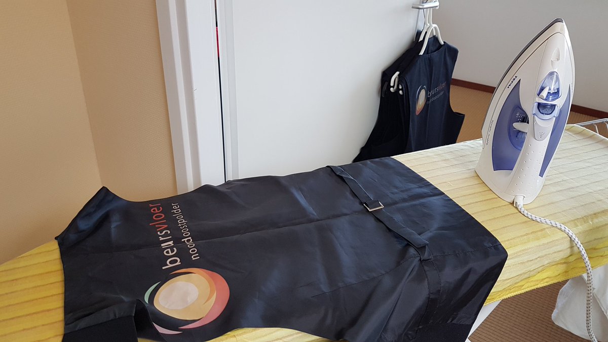 Ieder z'n kwaliteiten. Onder die van Simone valt zeker niet strijken. Dit jaar in ieder geval geen logo geraakt met het strijkijzer dus er zit vooruitgang in. De gilets voor de Hoekmannen zien er best wel netjes uit 😀. Morgen is het zover! Zin in!