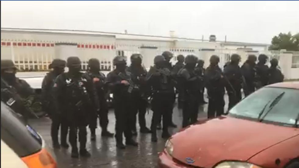 LosMalesMx's tweet photo. Llegan elementos de la Policía Estatal armados con fusiles de asalto y Antimotines de la Federal a romper la huelga de #Metalux en #Matamoros mientras los compañeros resisten bajo la lluvia en una helada mañana a 9°c. Se reportan heridos de gravedad. https://t.co/Kt2xI7Rwg8