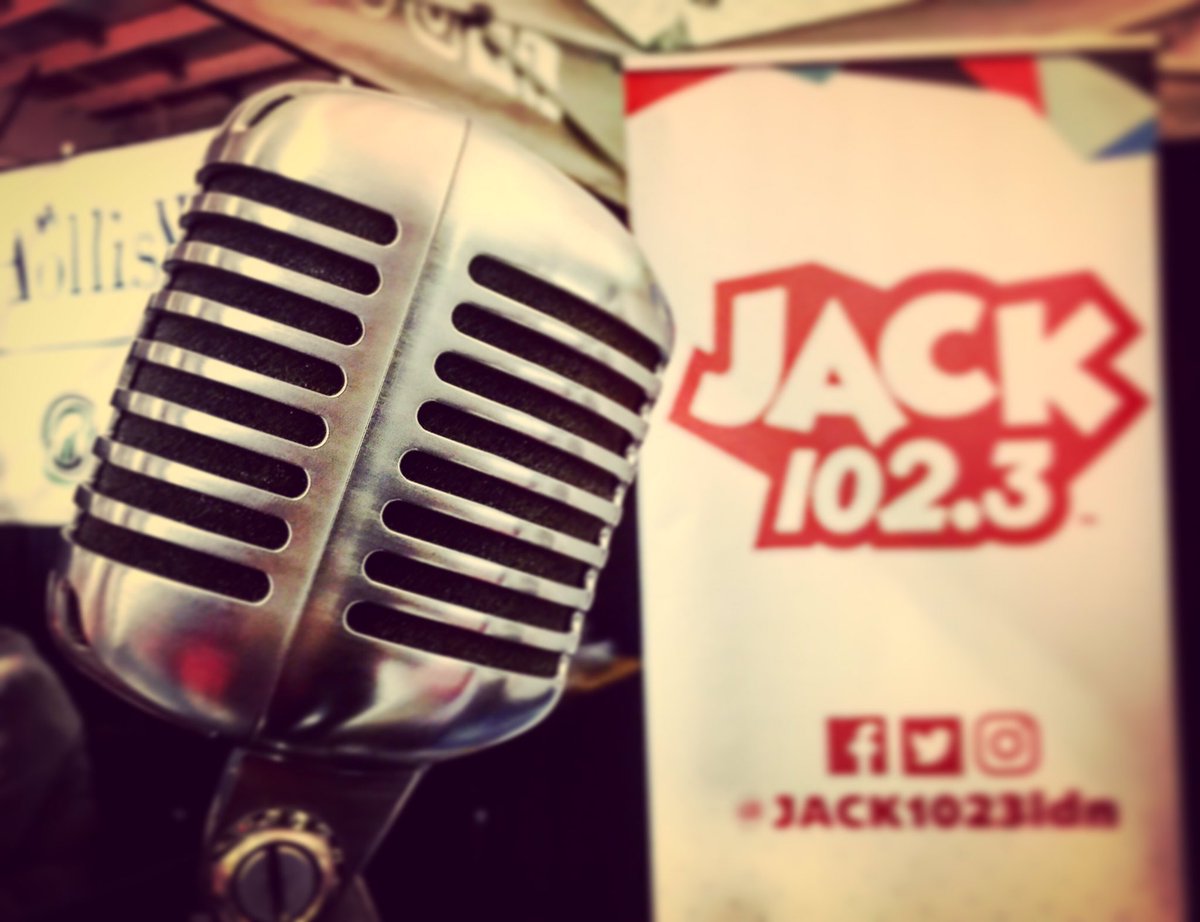 JACK1023ldn's tweet photo. Feel like we're about to have a #WinterBlues performance... Fitting for today. ❄️ #StThomasHomeShow https://t.co/raEUdplv26