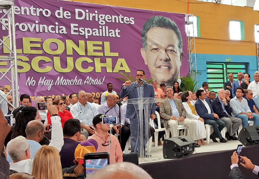 FuerzaCulturalF's tweet photo. "Tengo en mis manos lo que dicen las encuestas de los periódicos en las próximas elecciones, @LeonelFernandez gana en primera vuelta. ¡El León Ruge y Ruge!" @JoseRafaelS Senador Provincia Espaillat #Moca #LeonelEscuchaEspaillat #LineaFirmeRD #LineaFirme https://t.co/gb9g0MM085