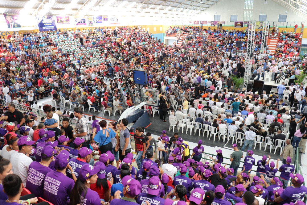 FuerzaCulturalF's tweet photo. "Tengo en mis manos lo que dicen las encuestas de los periódicos en las próximas elecciones, @LeonelFernandez gana en primera vuelta. ¡El León Ruge y Ruge!" @JoseRafaelS Senador Provincia Espaillat #Moca #LeonelEscuchaEspaillat #LineaFirmeRD #LineaFirme https://t.co/gb9g0MM085