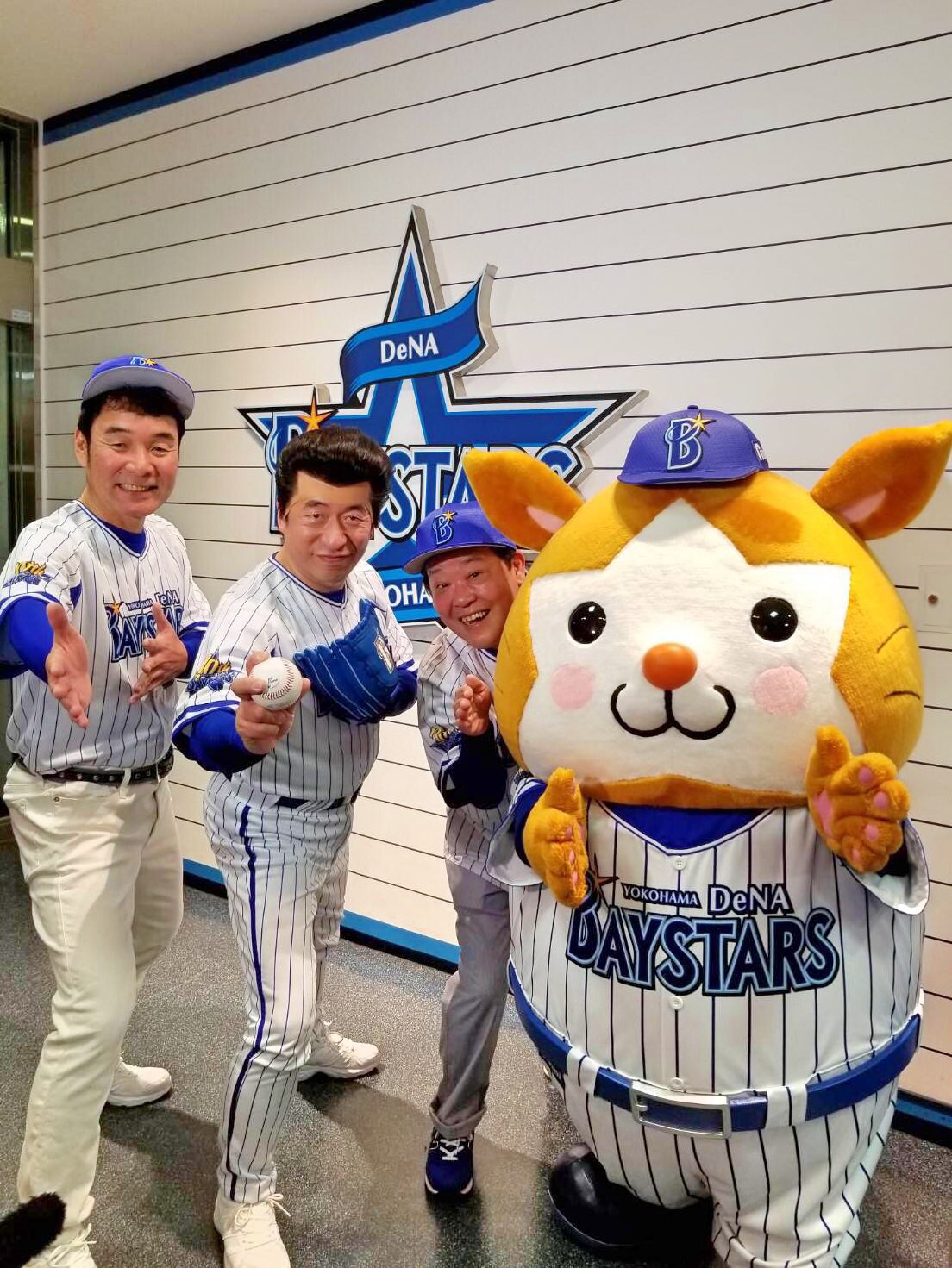 ダチョウ倶楽部 Official ダチョウ倶楽部 スターマン ダチョウ倶楽部の始球式の出演が終わり 記者の方達からの取材中に スターマンが登場 3人の取材を見守ってくれていました 本当に可愛いスターマン 有難うございました ダチョウ倶楽部 横浜dena