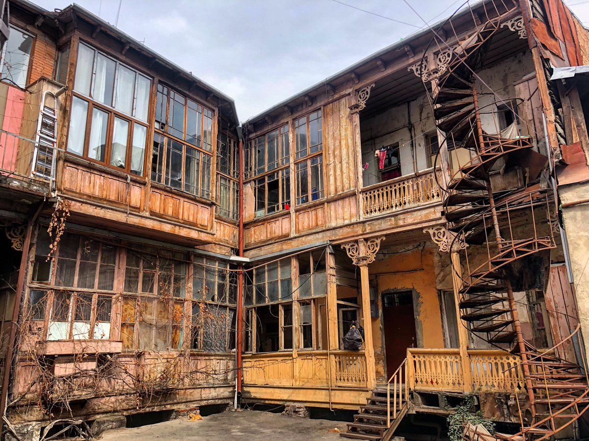 LanaChologauri's tweet photo. Hidden beauty from Asatiani street #tbilisi #tbilisiarchitecture #exploretbilisi #tbilisistyle #oldhouse https://t.co/RSH90gyDt4