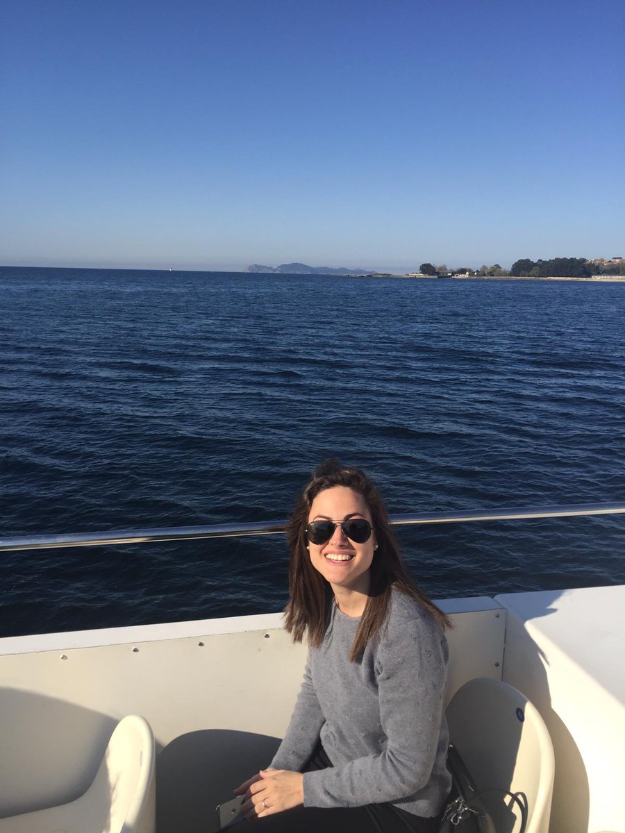 BeaOcaa's tweet photo. “No hay nada más hermoso que la forma en que el océano se niega a dejar de besar la costa, sin importar cuántas veces se aleje.” Sarah Kay

#FelizDomingo #Galicia🛥 #Turismo #lugaresdeensueño💙 #finde10👌 https://t.co/vhEBq3NVBa