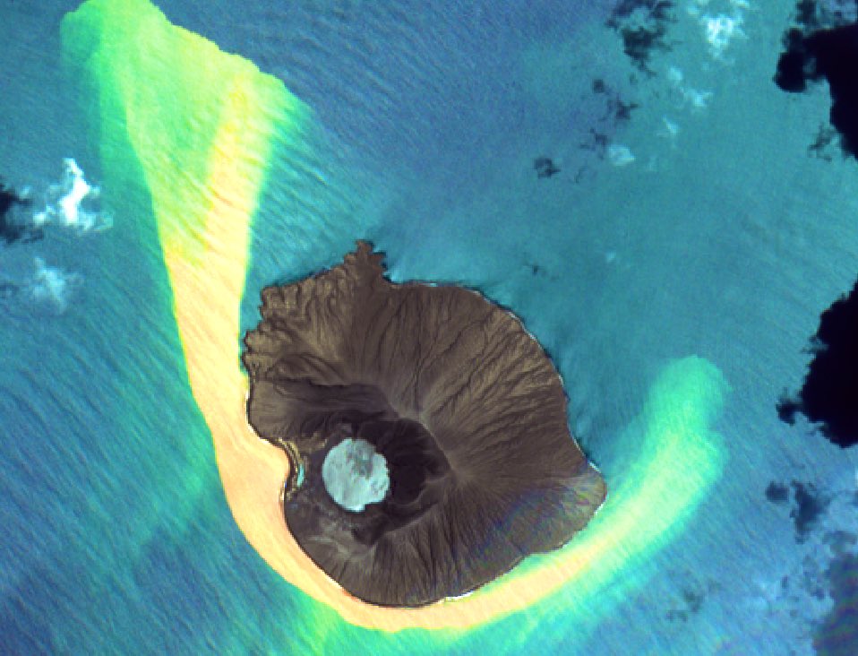 New cloudless image of #Krakatau volcano 🌋 🇮🇩 acquired on 29 March by #Sentinel2 🇪🇺🛰 with a nice pattern for the iron hidroxide produced by the undersea volcanic activity