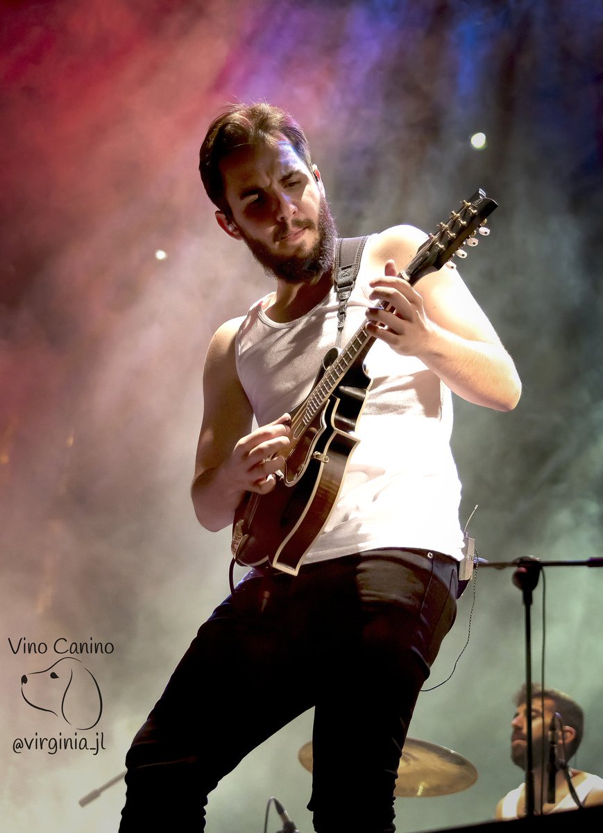 Virginia_JL's tweet photo. Fotito de @Nacho_Mur en un concierto de @estoesLaMODA 
#lamaravillosaorquestadelalcohol #nachomur https://t.co/3KTQs8duly