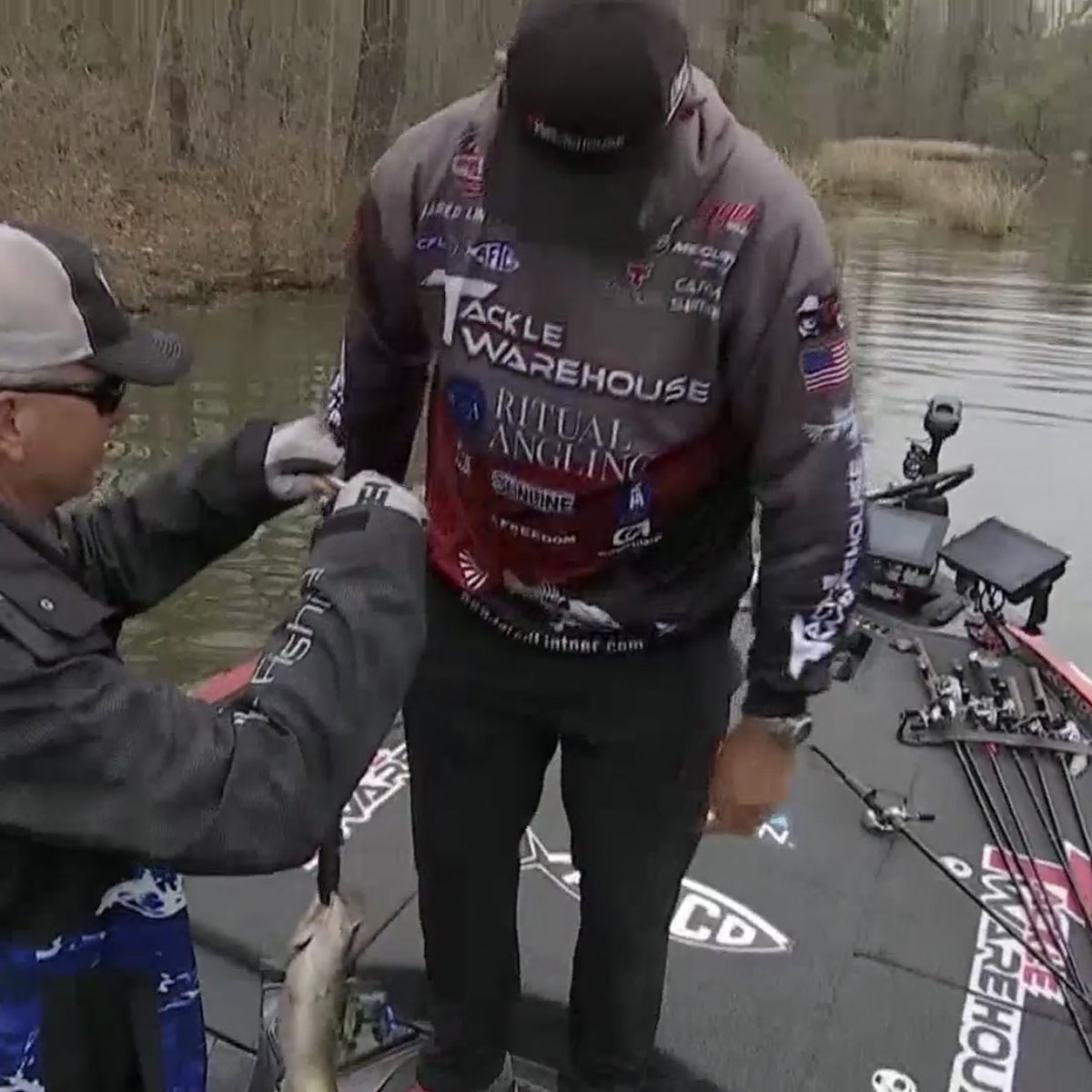TeamLintner's tweet photo. #mlfnow Who’s Watchin’ 🎣 ??? ••••••••••••••••••••••••••••••••••••••••••• #teamlintner #championshipsunday #tacklewarehouse #aftcofreshwater #ritualrods #sunline #garminpro #jackallures #rangerboats #mercurymotors #bassprotour https://t.co/Ay3GVO8JQ7