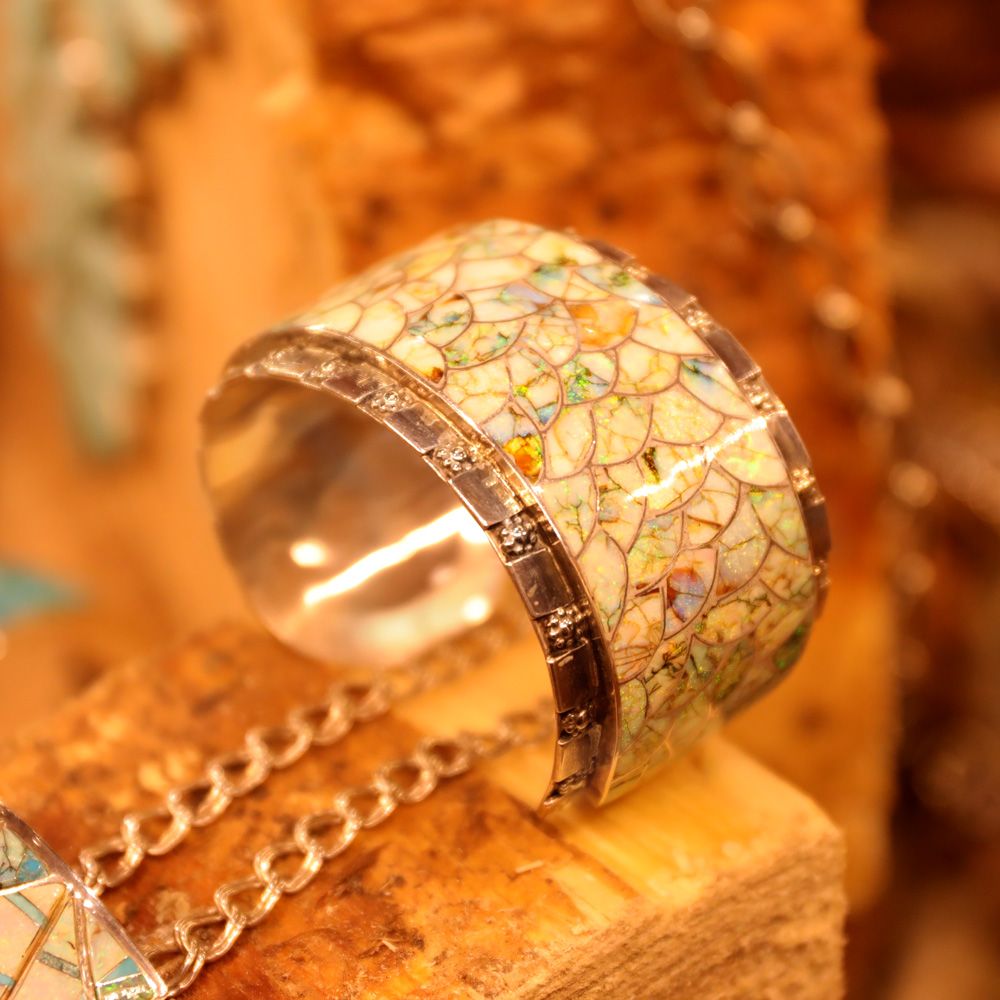 😫 This is so pretty!! Opal cuff with such a unique design! 💞
.
.
#jewelry #finejewelry #opal #bracelet #cuff #unique #sparkly #uniquejewelry #statement #statementjewelry #bold #boldfashion #fashion #santafejewelry #santafeshop #newmexico #santafemavericks