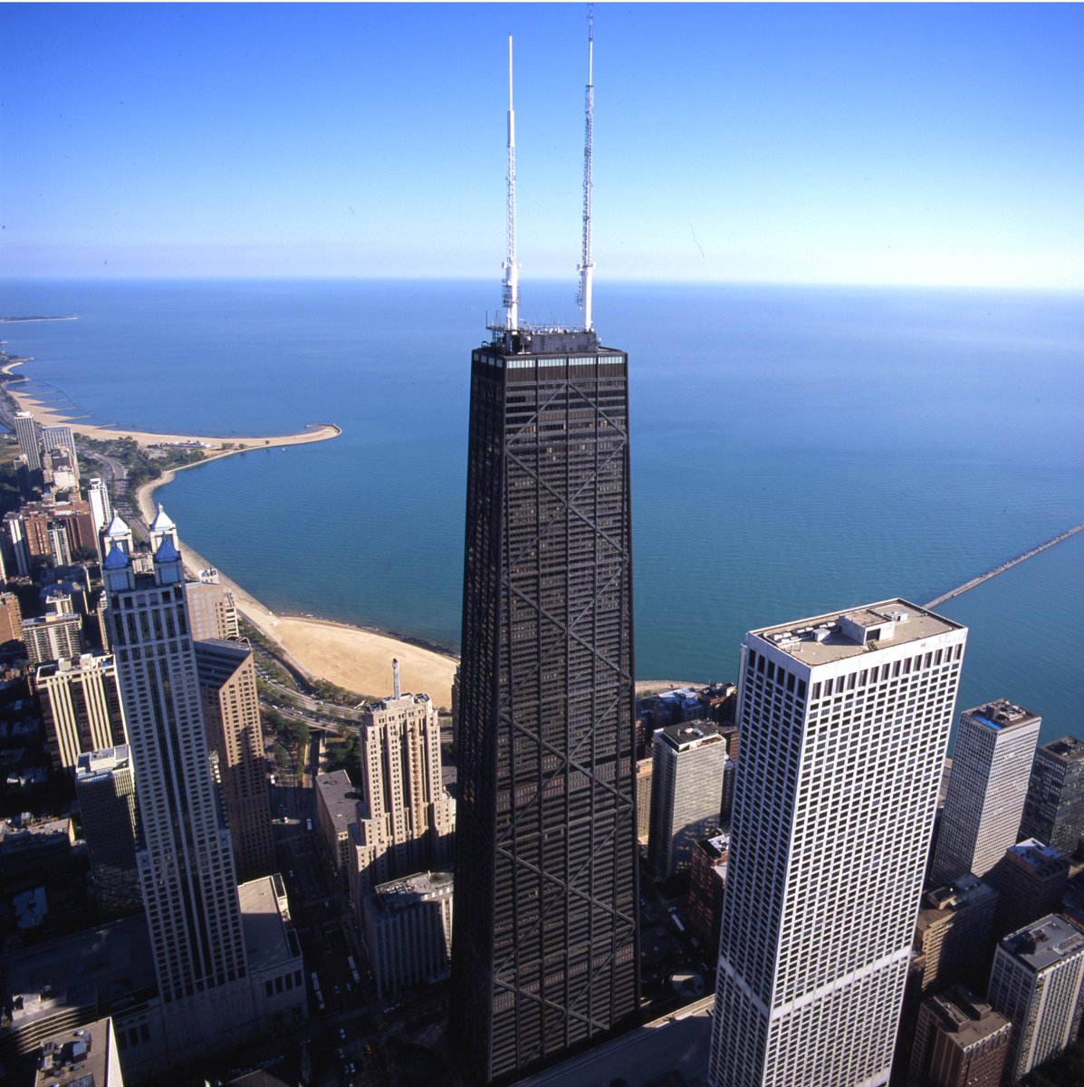 FSChicago's tweet image. To some, it looks like an ocean. The second-largest of the Great Lakes by volume, #LakeMichigan covers 14 million acres and has a maximum depth of 923 feet. 
Photo: @choosechicago