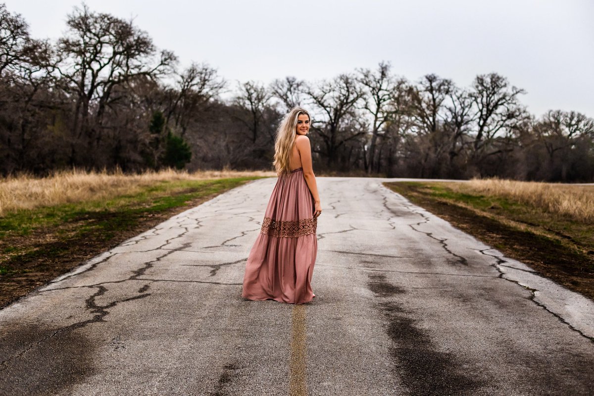 MelissaSawyers's tweet photo. SEN19R SUNDAY🎓#64daysleft Thank you @ashleydobayphotography @annagracemarie_ 🥰 https://t.co/IAS0RJpyg0